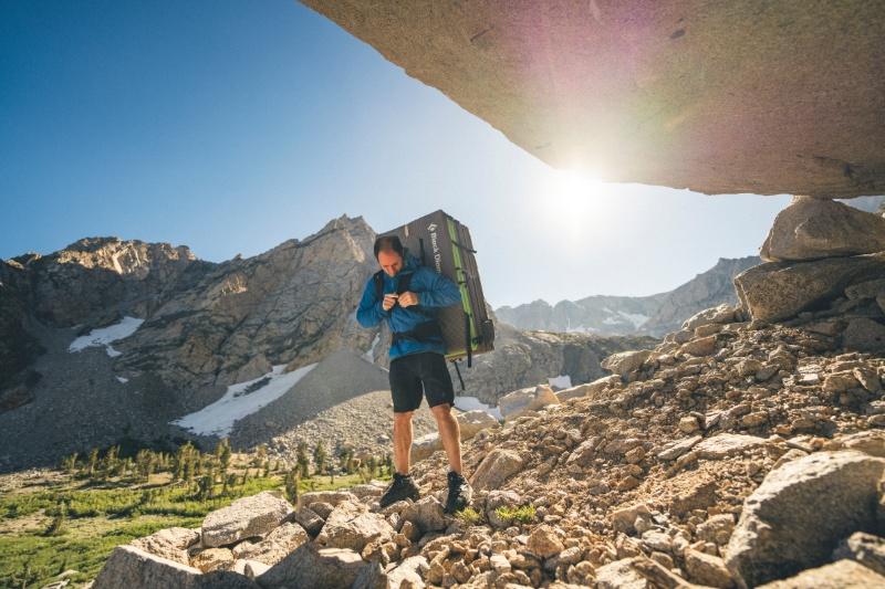 Lightweight ergonomic crash pad with shoulder straps